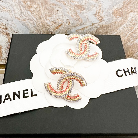 In Stores! Chanel 23C Large CC Gold Tone Blue Yellow Pink Crystal Earring - Picture 12 of 12